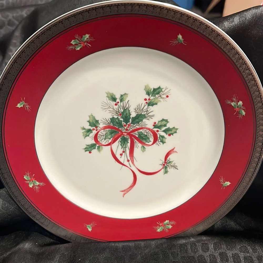 Mikasa Palatial Holly Platinum